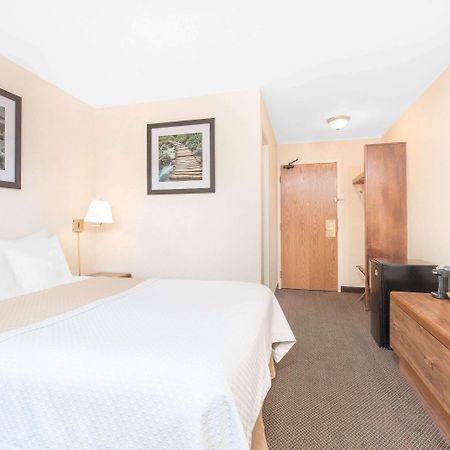 Days Inn By Wyndham West Рапид Сити Екстериор снимка