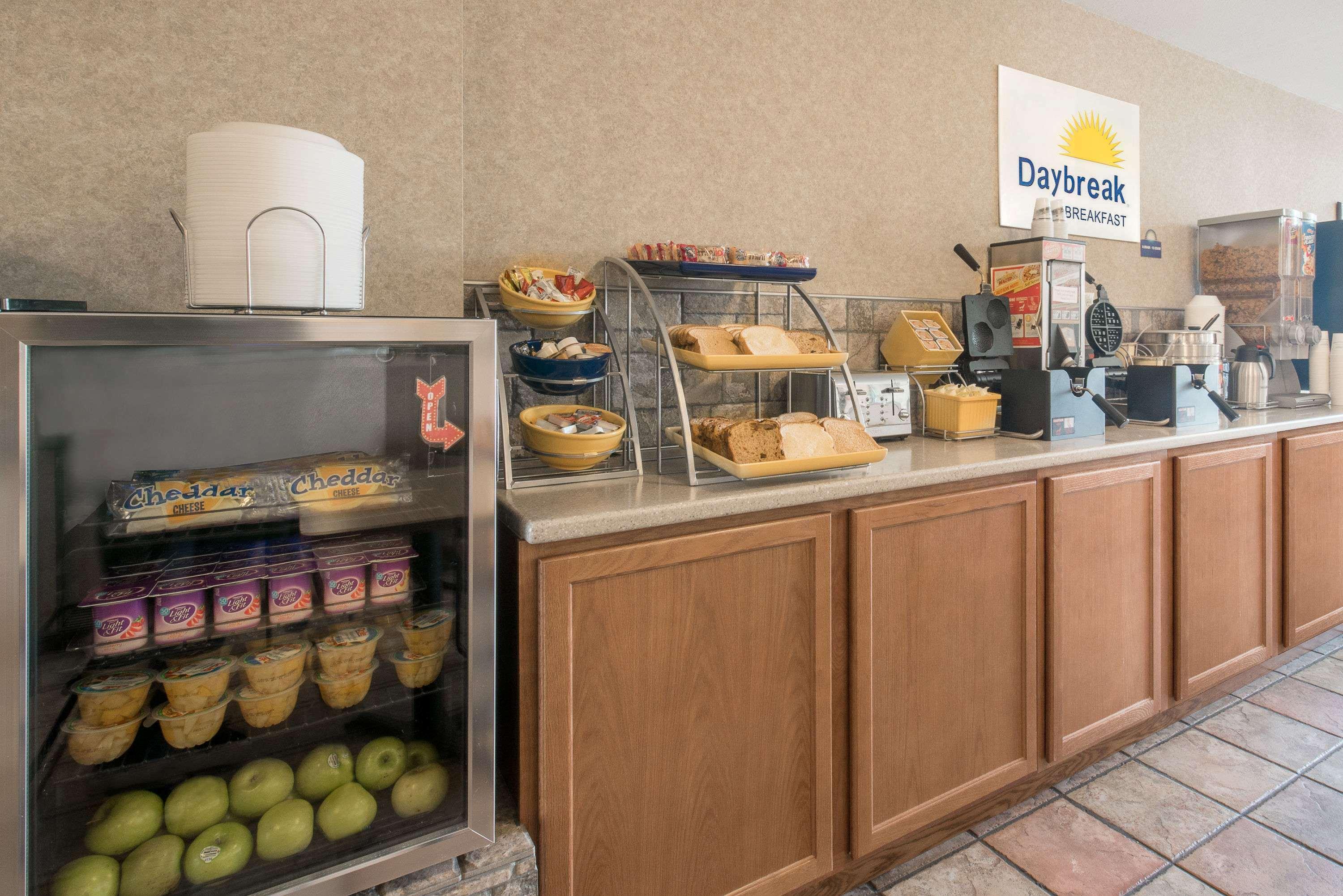 Days Inn By Wyndham West Рапид Сити Екстериор снимка